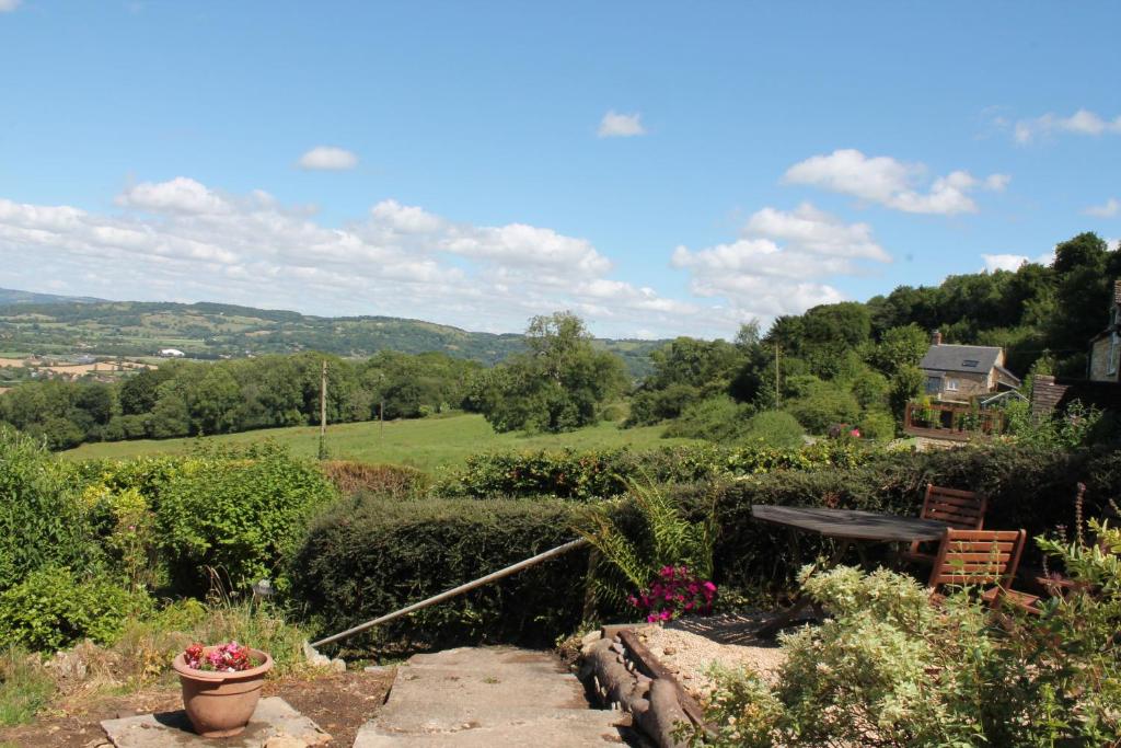 Snowdrop Cottage, Brockworth photo 5