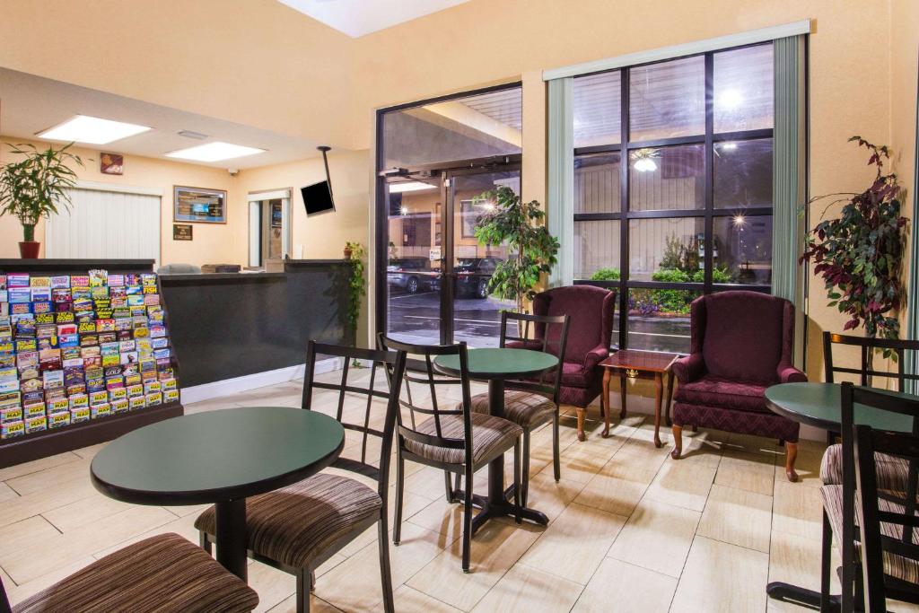 Food and beverages, Howard Johnson by Wyndham Panama City in Panama City (FL)