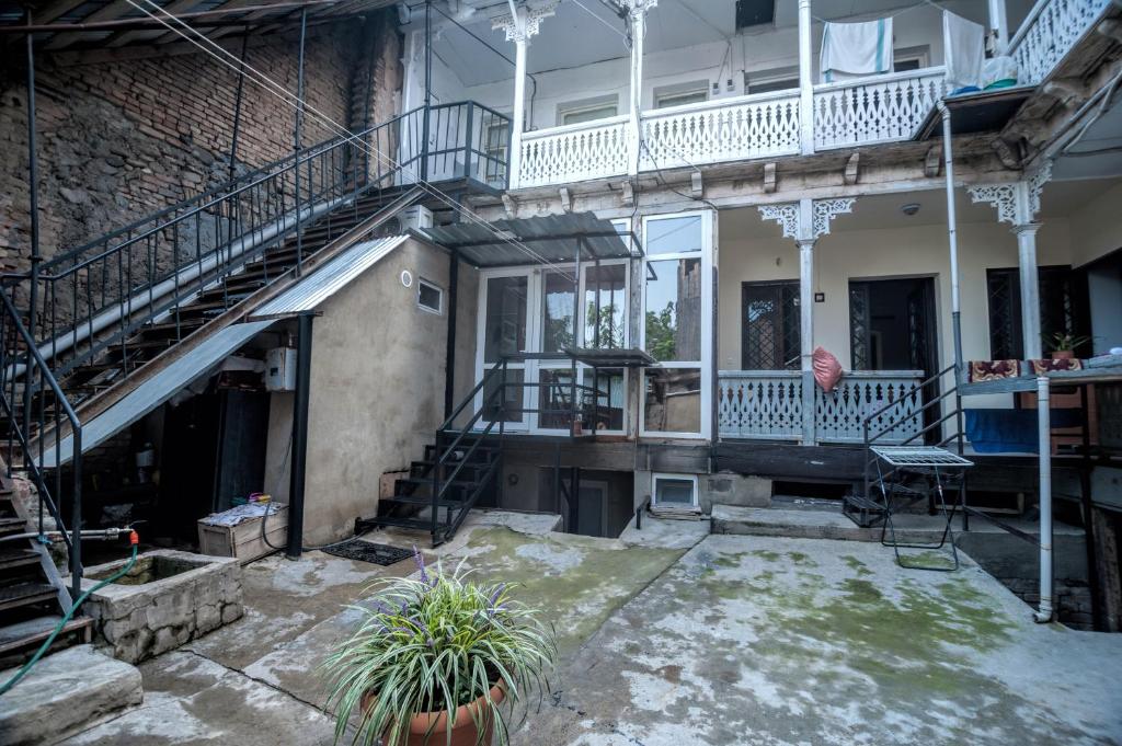 White Apartment Old Tbilisi — Hotel in Tbilisi