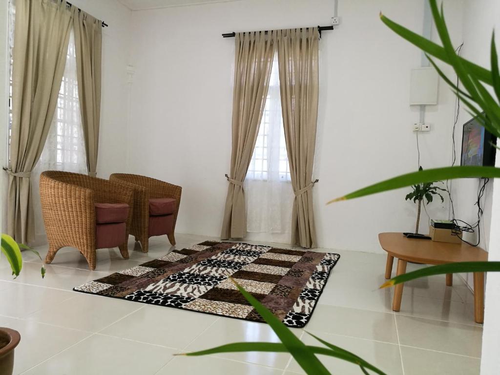Shared lounge/TV area, ALA Beach Lodge - Markisa Homestay in Kota Bharu