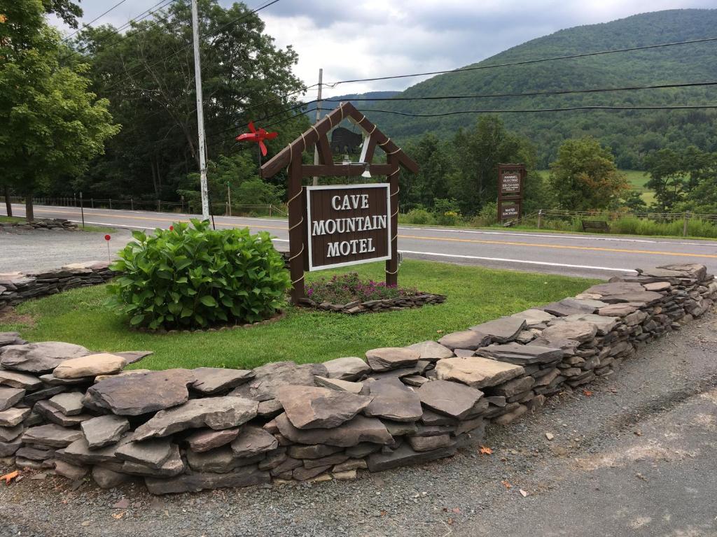 Cave Mountain Motel photo