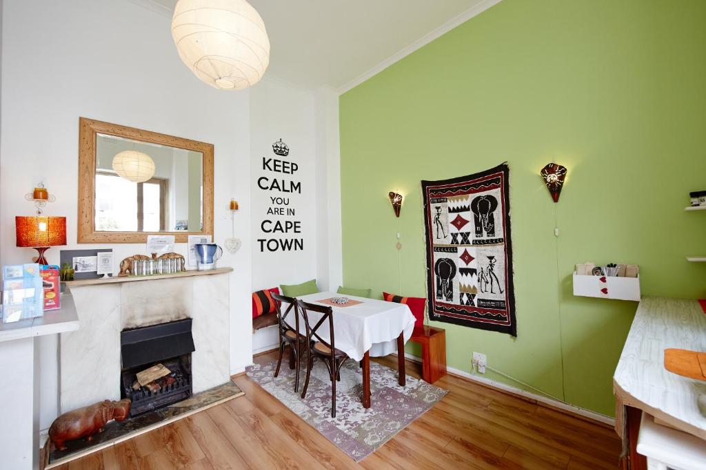 Shared lounge/TV area, House on the Hill in Cape Town