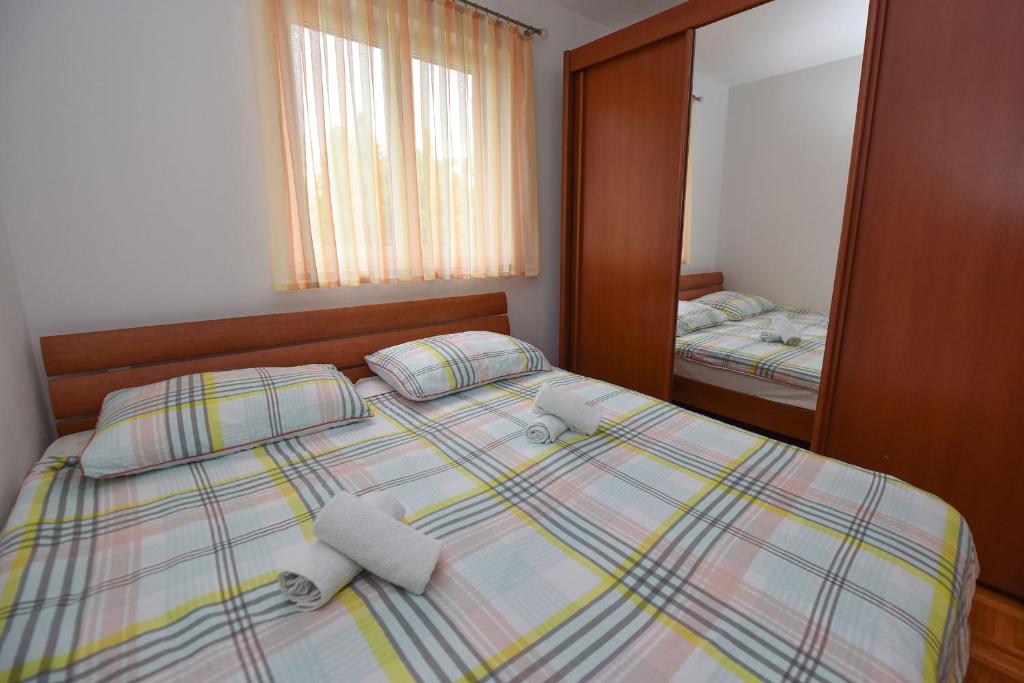 Ivana Apartment with Terrace Novalja — Hotel in Novalja