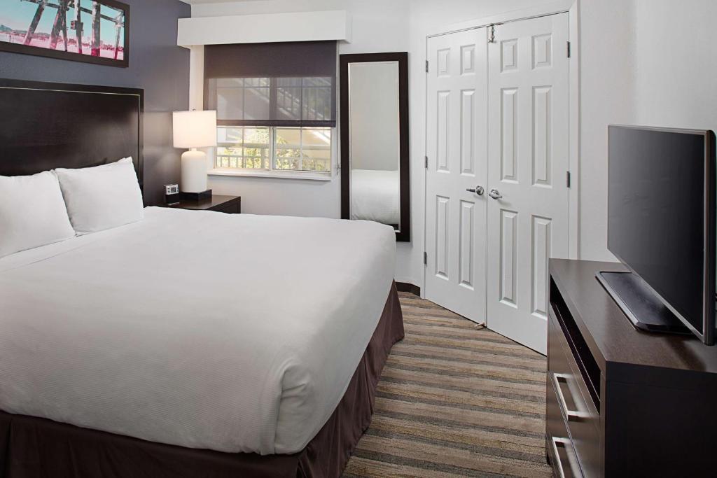 Hyatt House Belmont Redwood Shores photo