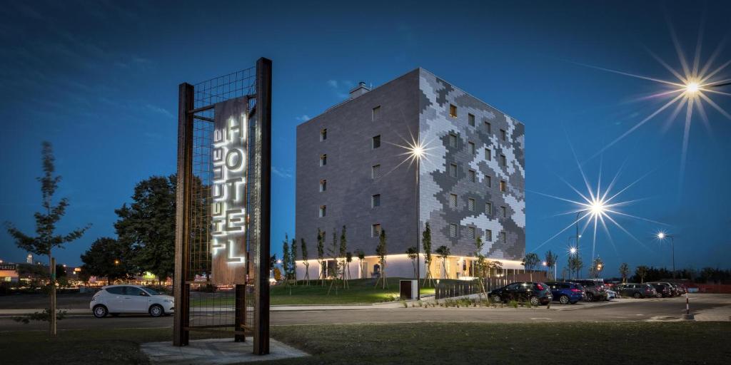 Hotel The Cube photo