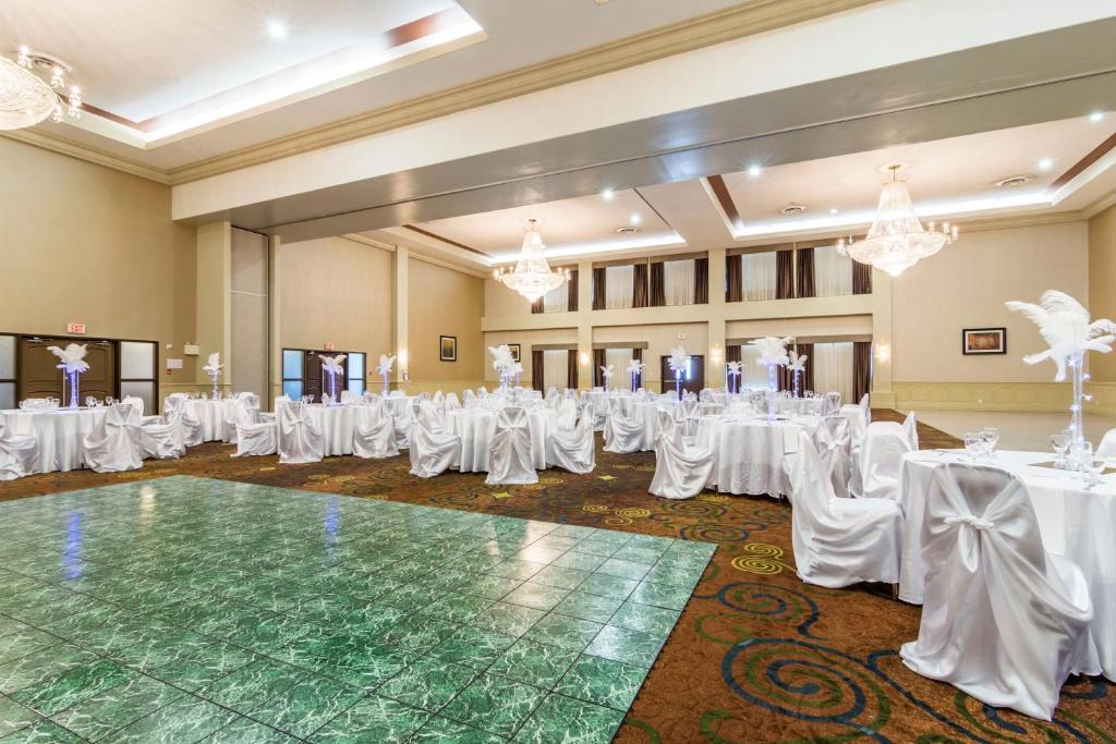 Clarion Hotel & Conference Center Sherwood Park Photo 3