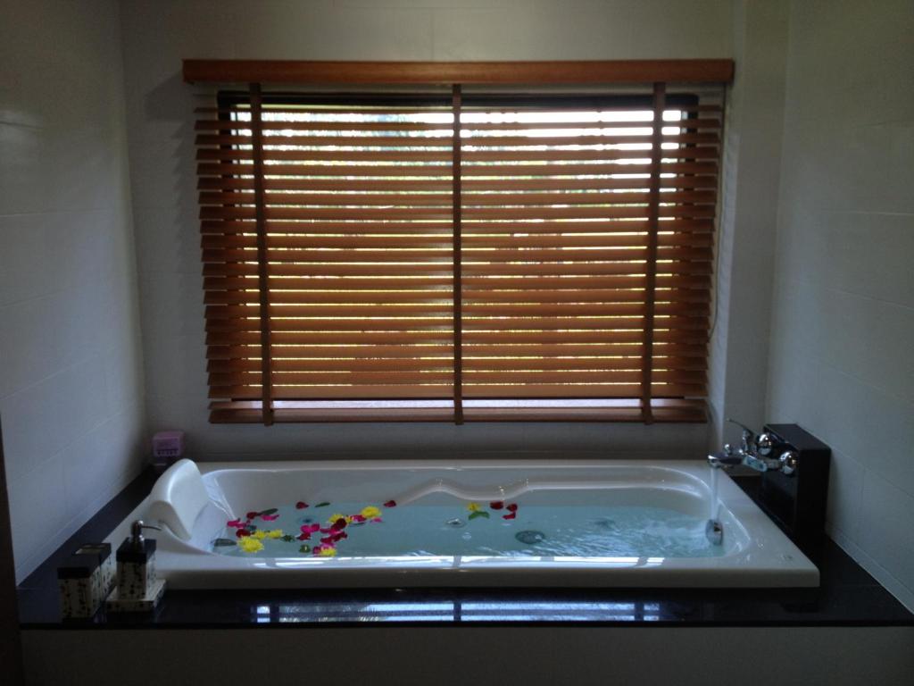 Bathroom, Khum Laanta Resort in Koh Lanta