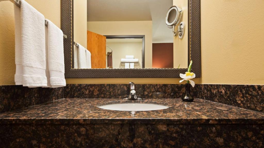 Best Western Plus Deer Park Hotel and Suites photo