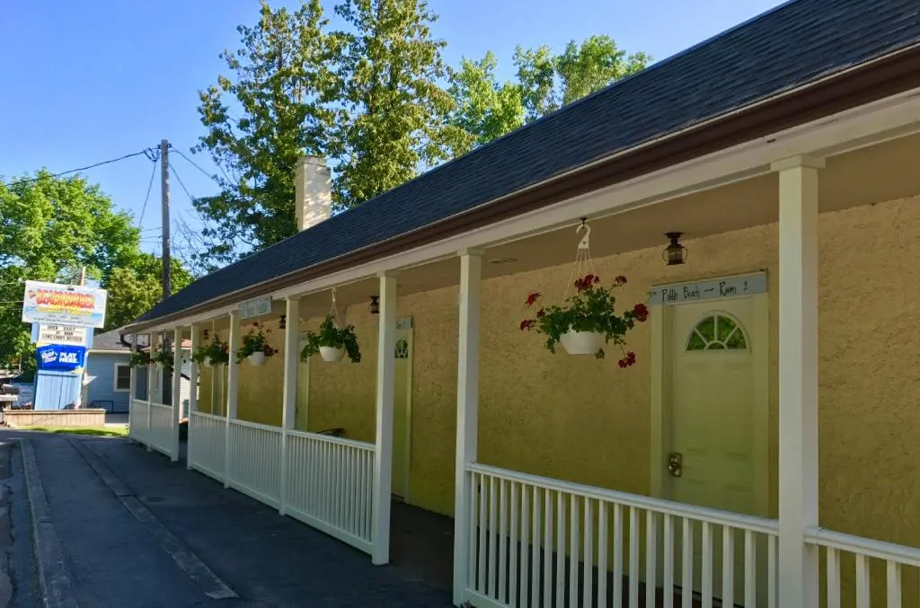 Beachcomber Inn，位于Conesus的酒店