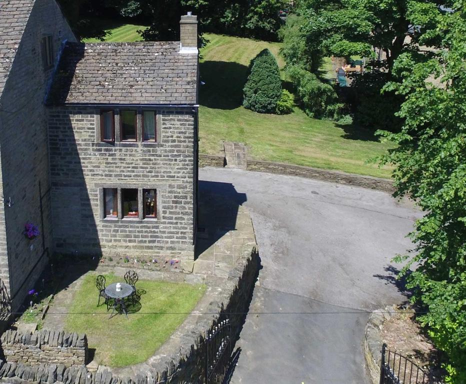 Pellcroft Cottage, Holmfirth photo 8