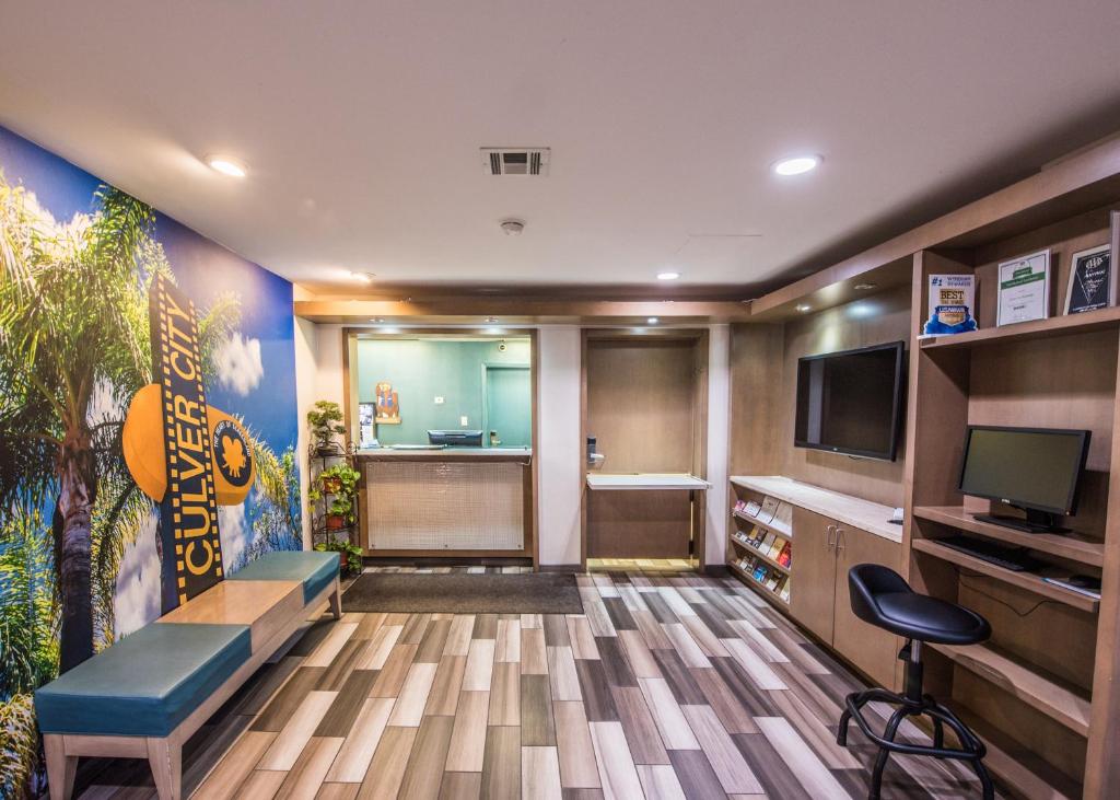 Travelodge by Wyndham Culver City photo