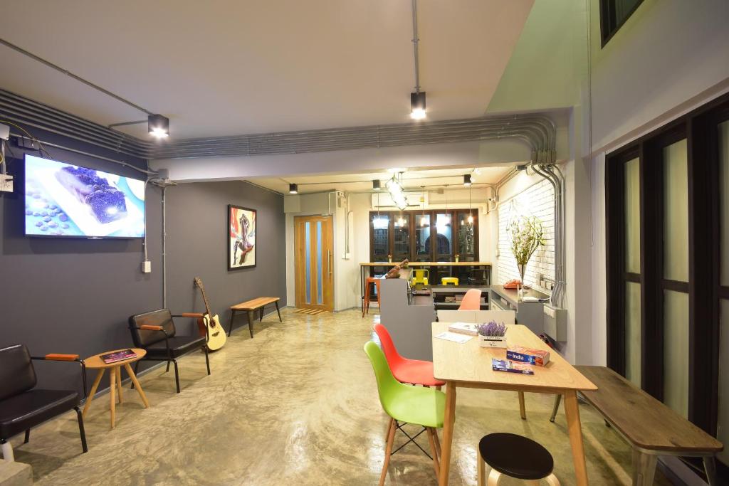 是隆聊天室青年旅馆 (The Chatbox Silom Hostel)