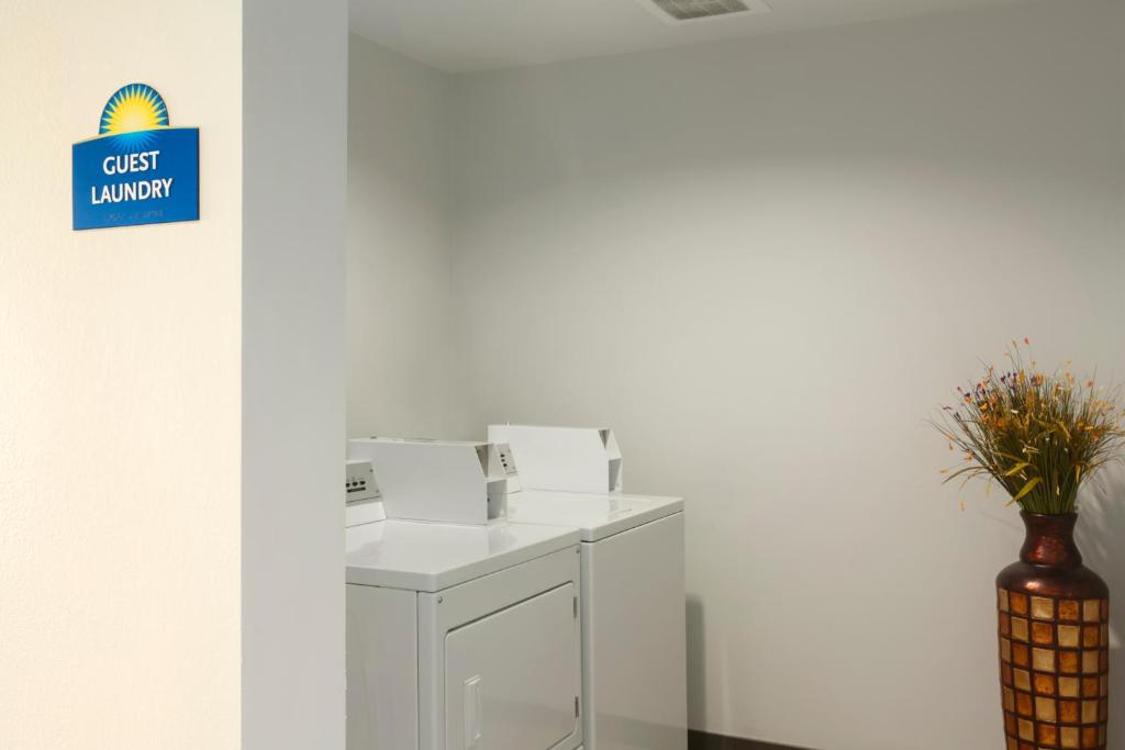 Days Inn By Wyndham Evans Mills/fort Drum Photo 16