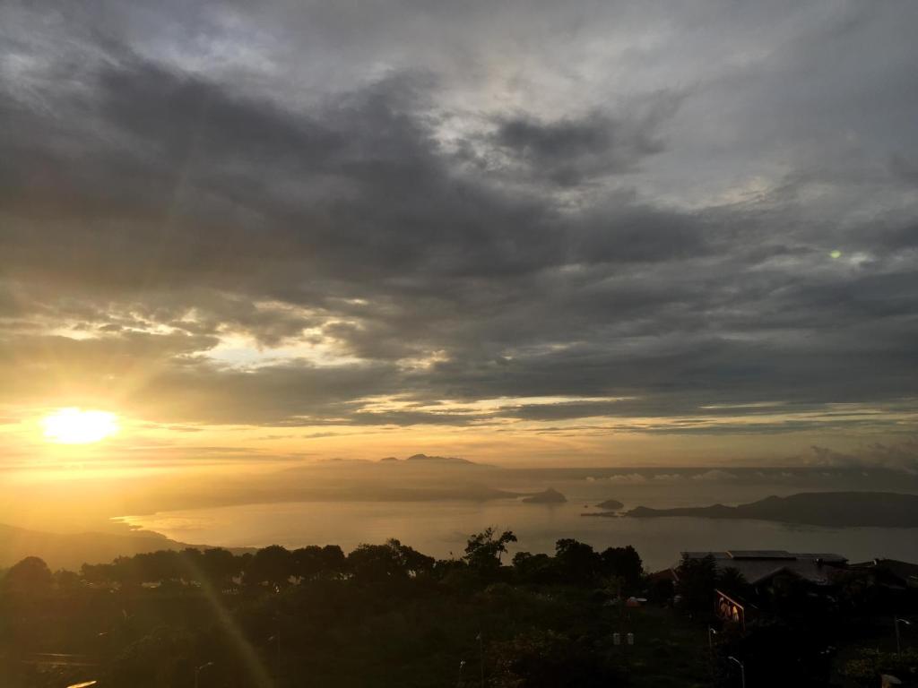 Ron's Condo Overlooking the Lake — Hotel in Tagaytay