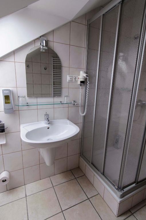 Bathroom, Publo Etterem es Panzio in Szekesfehervar