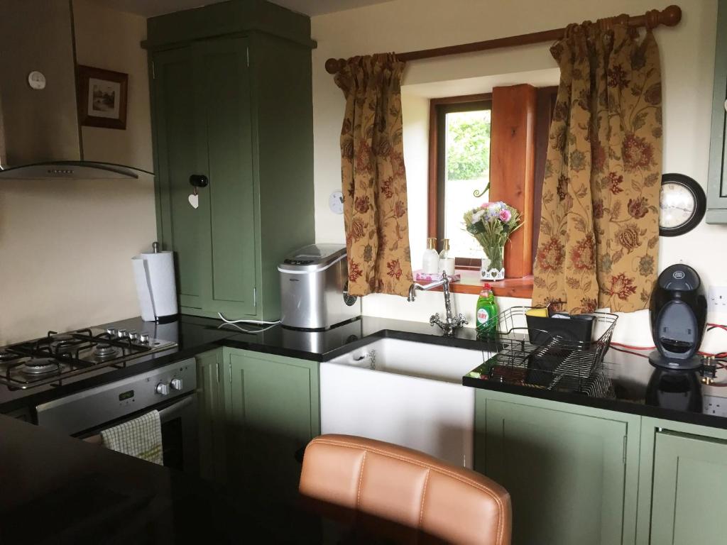 Pellcroft Cottage, Holmfirth photo 6
