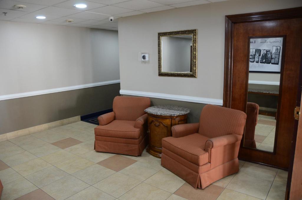 Super 8 By Wyndham Louisville/Expo Center photo