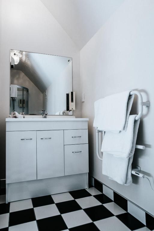 Bathroom, The Grange Boutique B and B in Christchurch