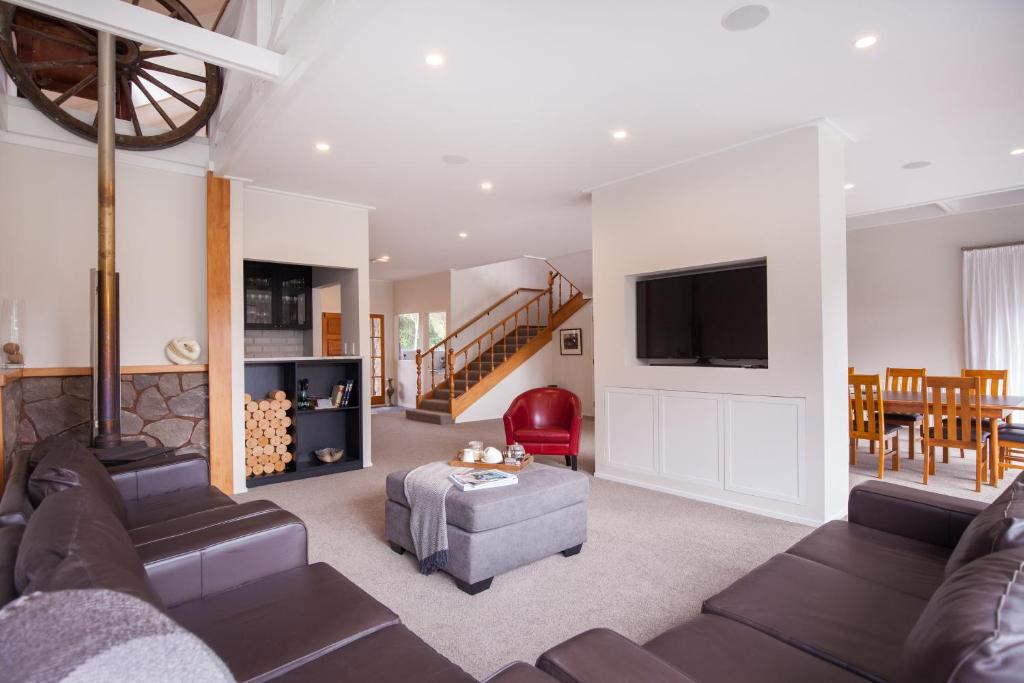 Shared lounge/TV area, Patuha Rainforest Retreat in Okato