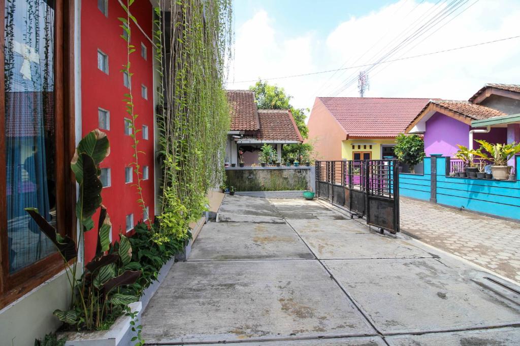 Exterior view, RedDoorz near Hartono Mall in Yogyakarta