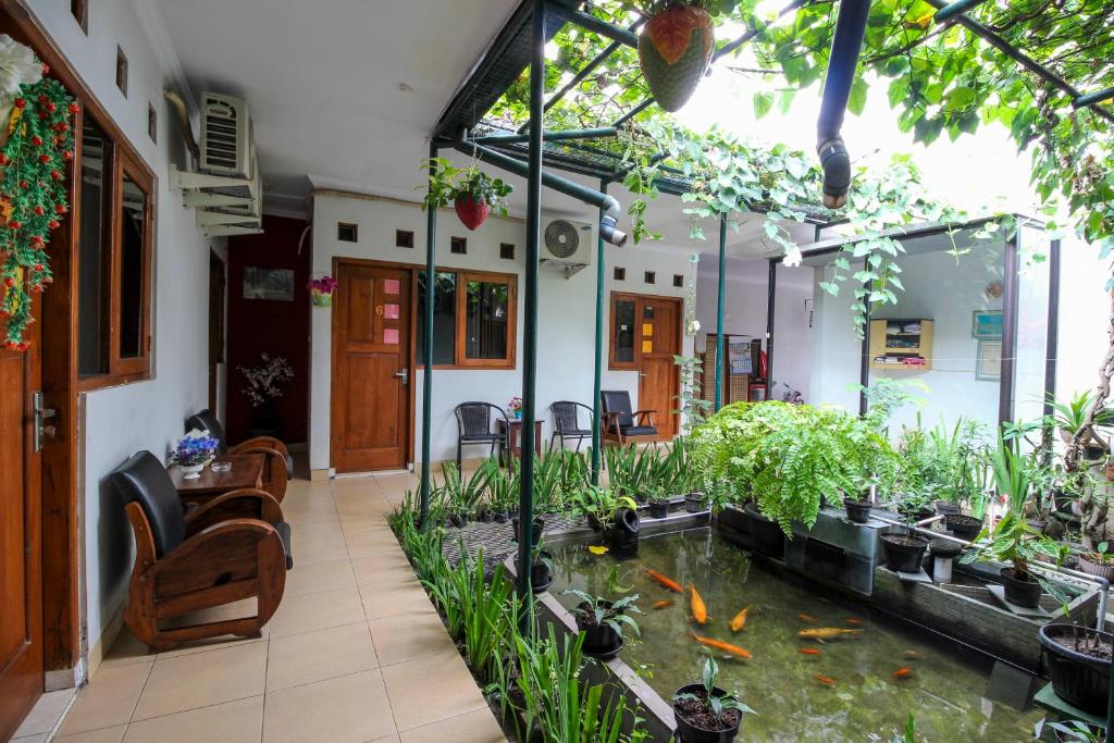 RedDoorz near Hartono Mall