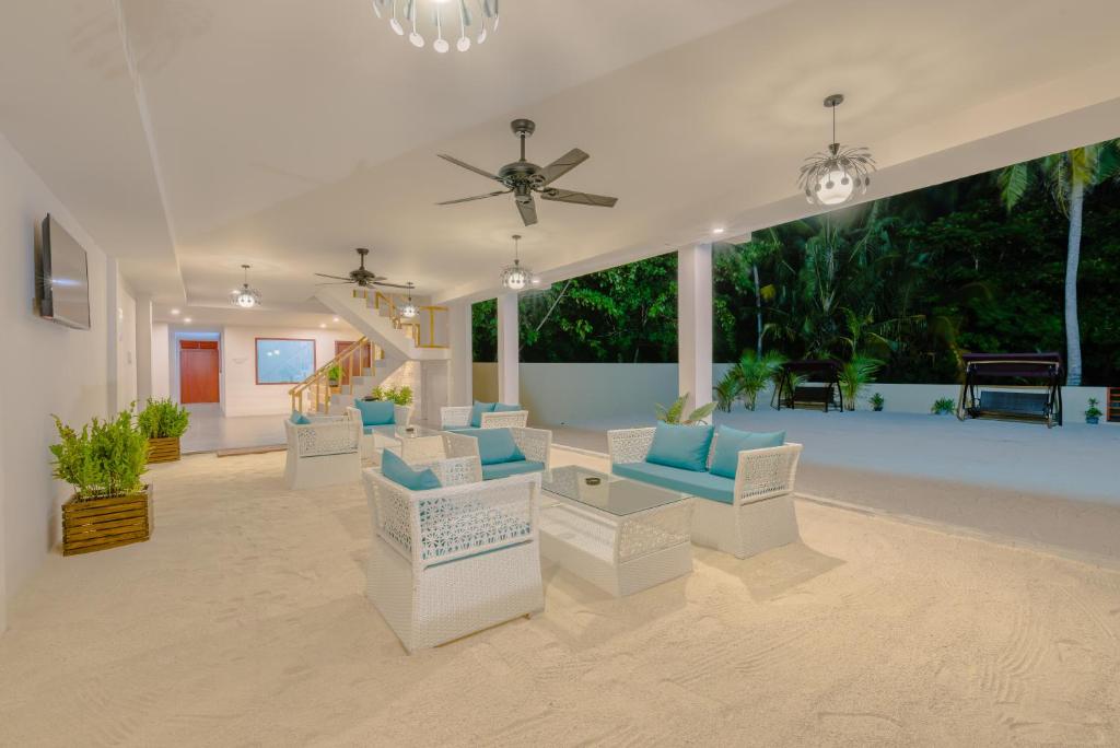Restaurant, White Sand Dhigurah Guest House in Maldive Islands