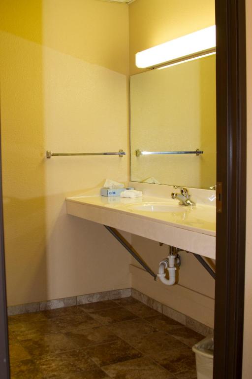 Cottonwood Inn & Suites photo
