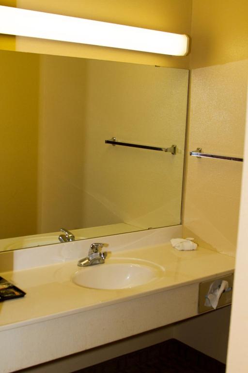 Cottonwood Inn & Suites photo