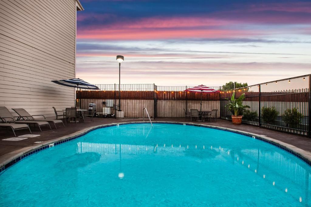 Days Inn & Suites by Wyndham Antioch photo