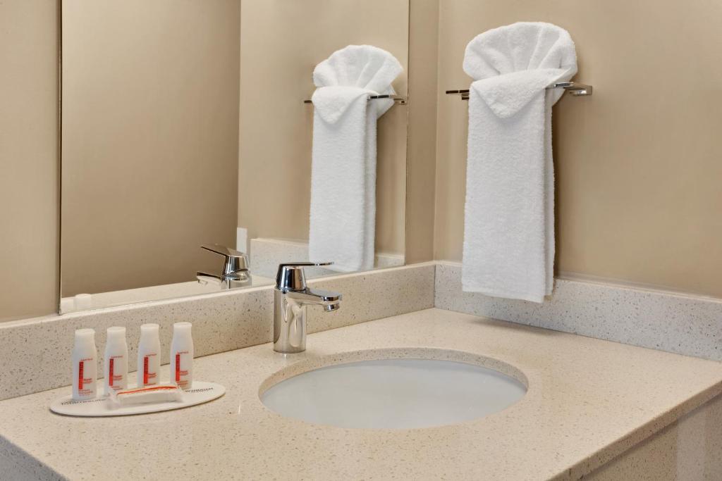 Super 8 By Wyndham Winnipeg West Photo 12