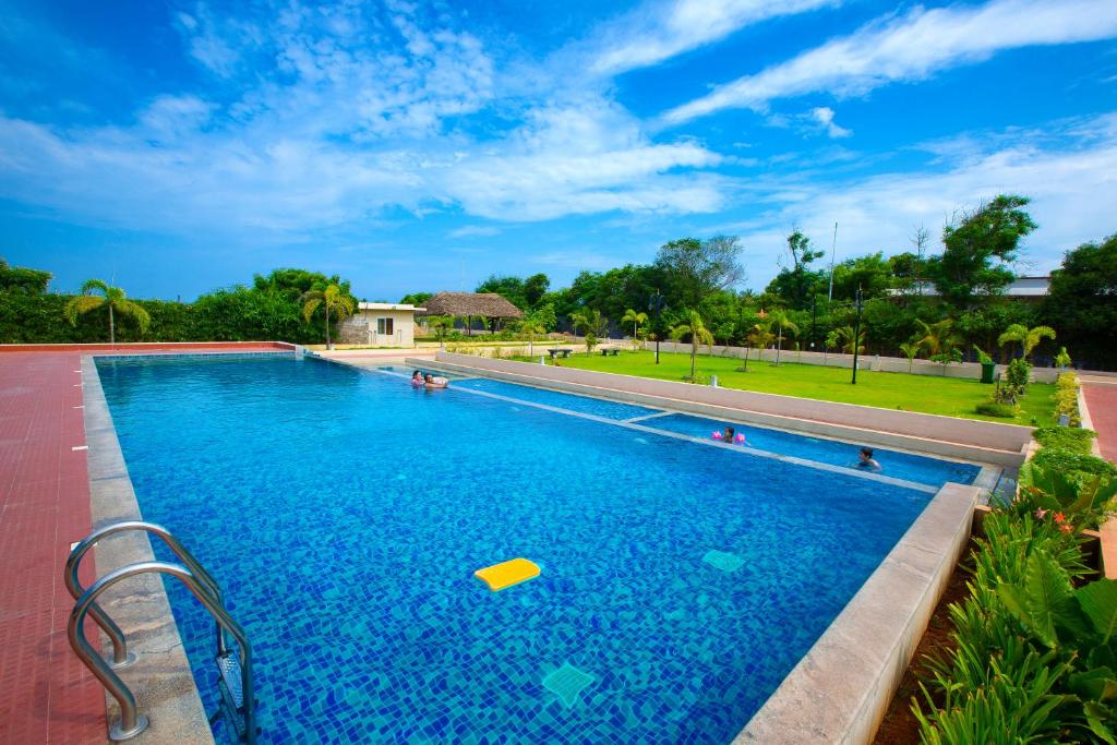Swimming pool, Landmark Pallavaa Beach Resort Mahabalipuram in Mamallapuram