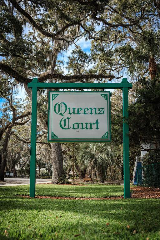 Queen's Court Inn photo