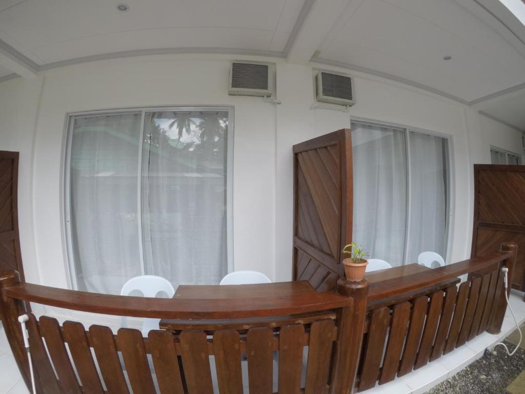 ニーラ ツーリスト ロッジ (Neela Tourist Lodge)