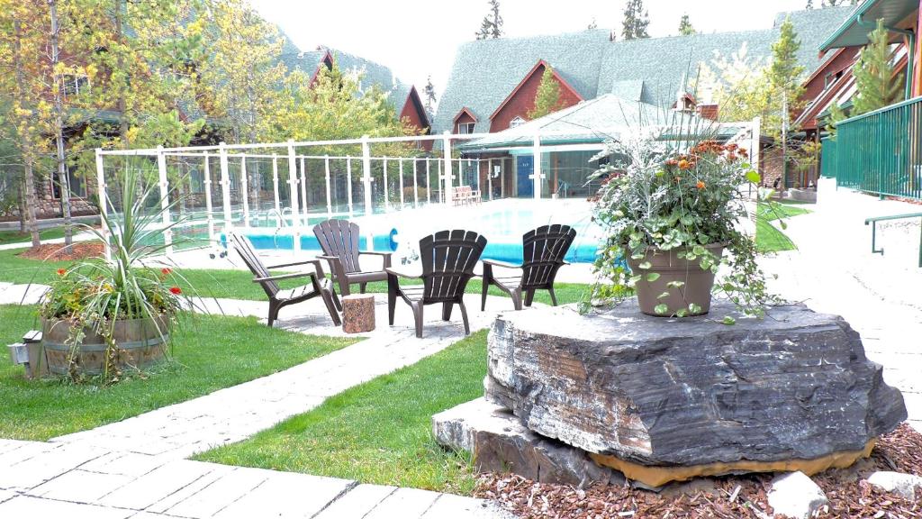 Fenwick Vacation Rentals OPEN Pool &amp; Hot tub — Hotel in Canmore (AB)