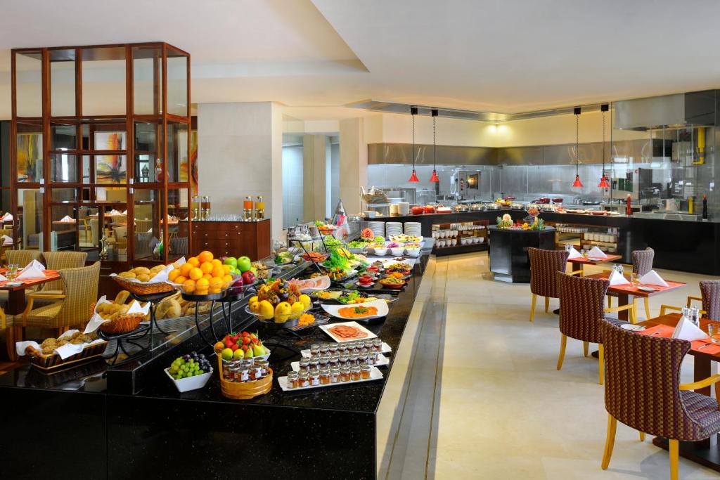 Dubai Crowne Plaza Dubai Jumeirah dining