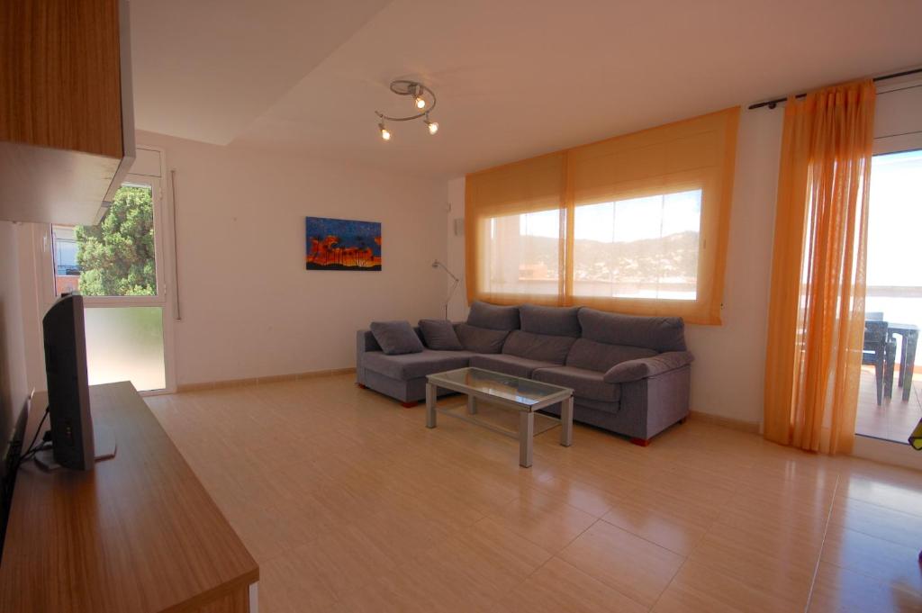 Lets Holidays Big Terrace House and 2 Parking - 4