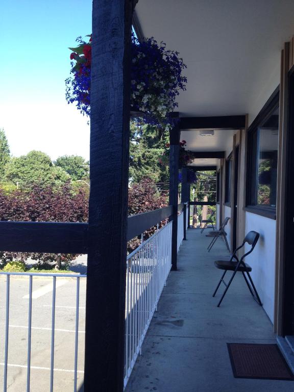 Departure Bay Motel photo