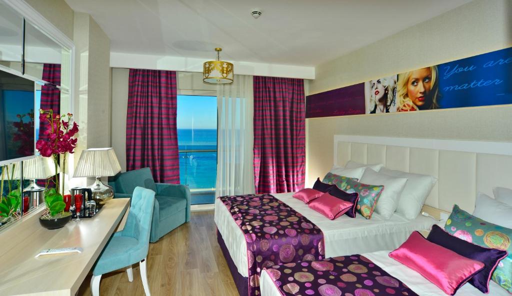 Azura Deluxe Resort & Spa - Ultra All Inclusive — Hotel rooms in Avsallar