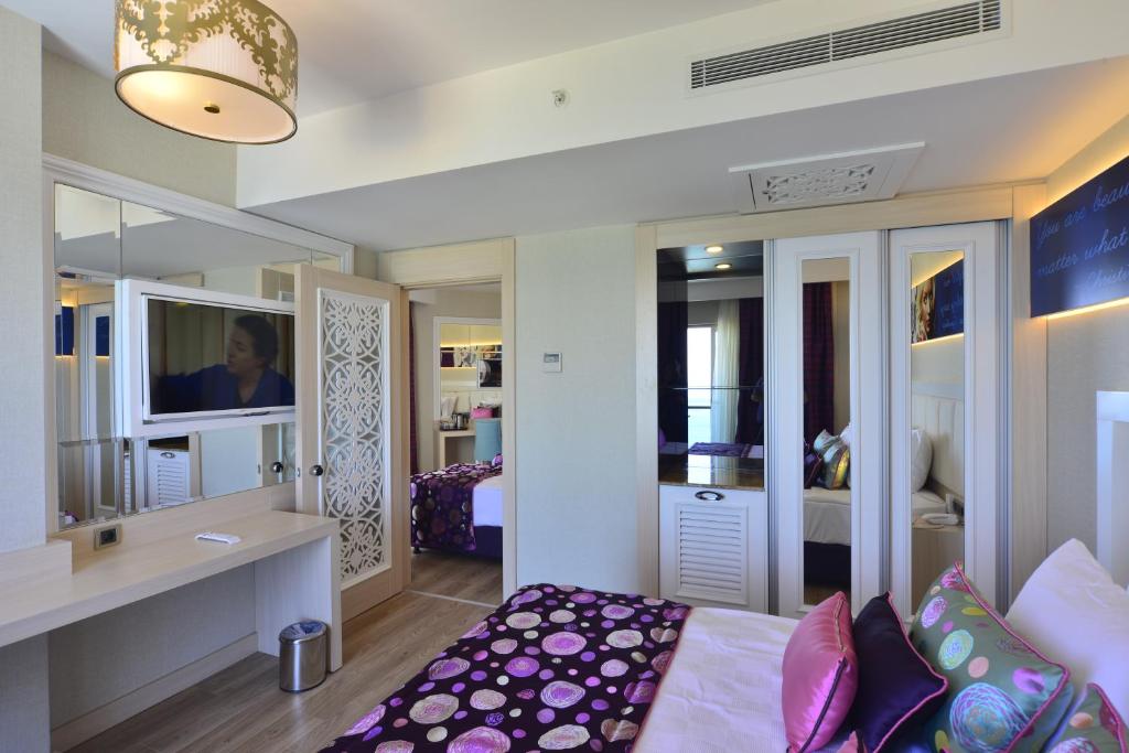 Azura Deluxe Resort & Spa - Ultra All Inclusive — Hotel rooms in Avsallar