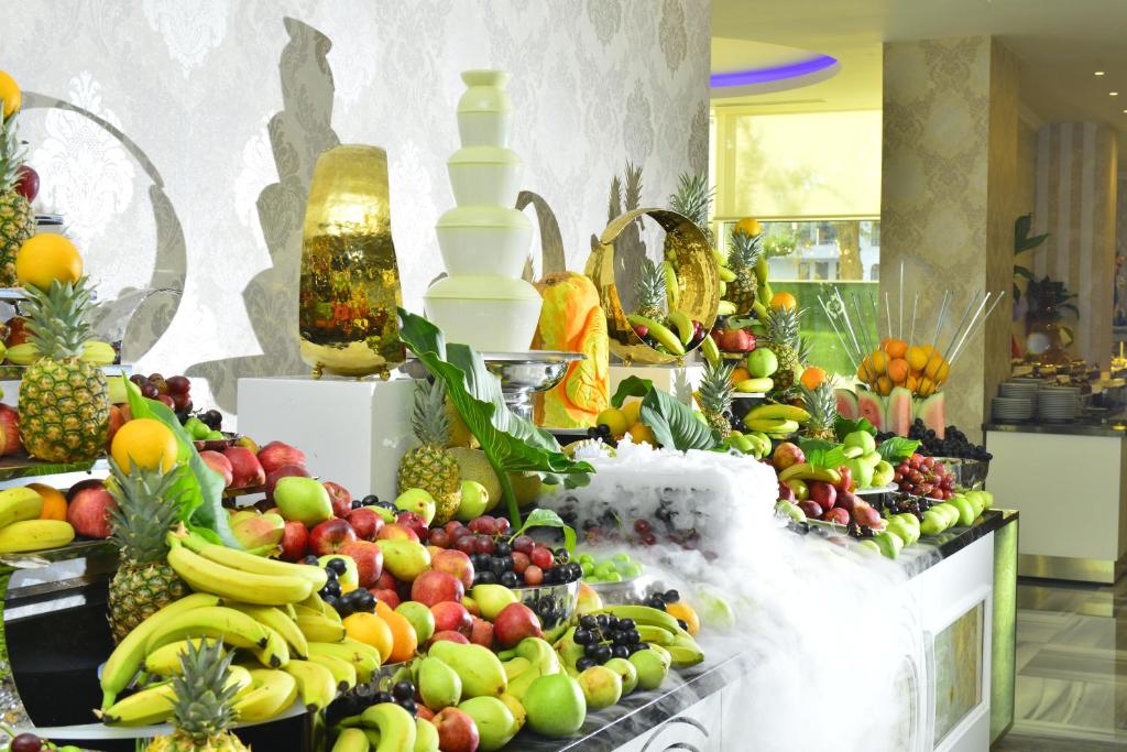 Azura Deluxe Resort & Spa - Ultra All Inclusive — Restaurant & bars in Avsallar