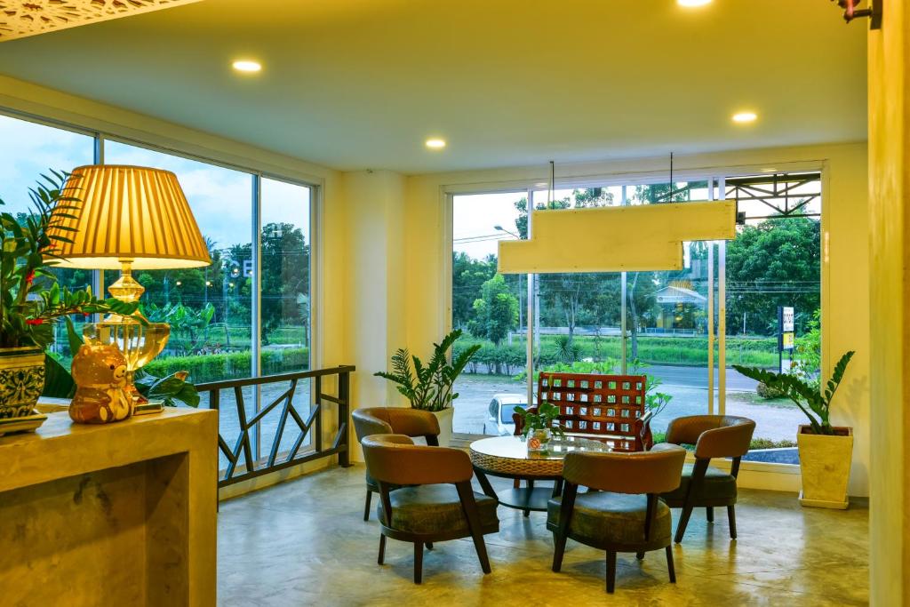 Restaurant, Southgate Residence Hotel in Chumphon