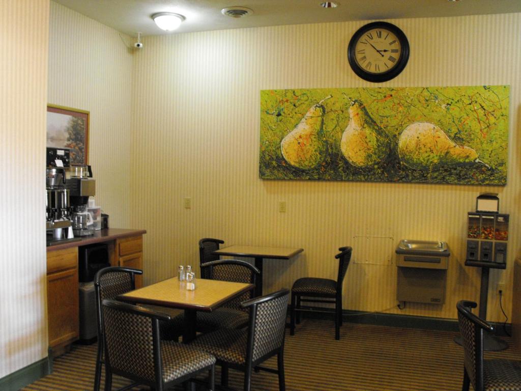 Americas Best Value Inn & Suites Three Rivers photo