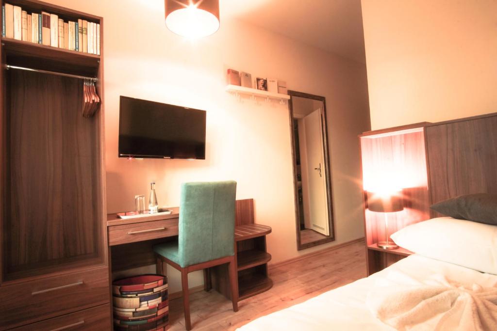 Hotel Bett und Buch photo