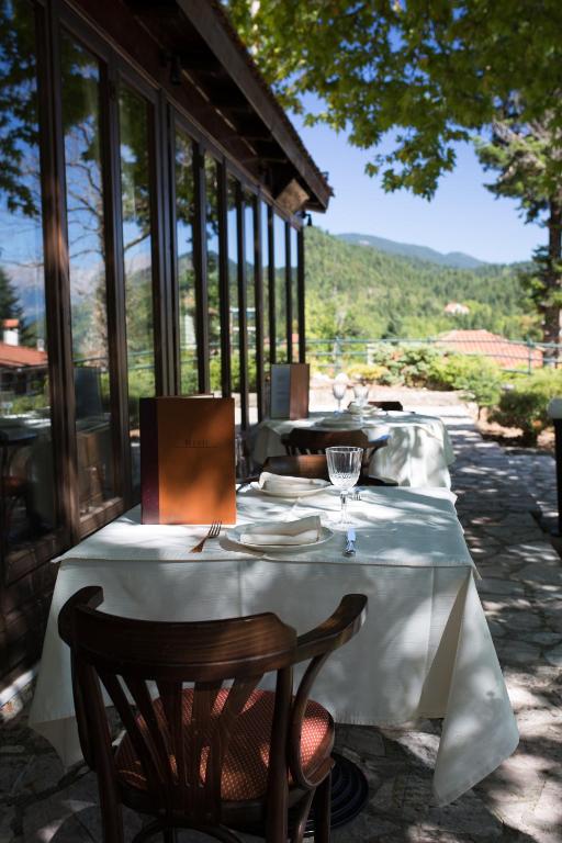 Restaurant, Country Club Hotel & Suites in Neo Mikro Chorio