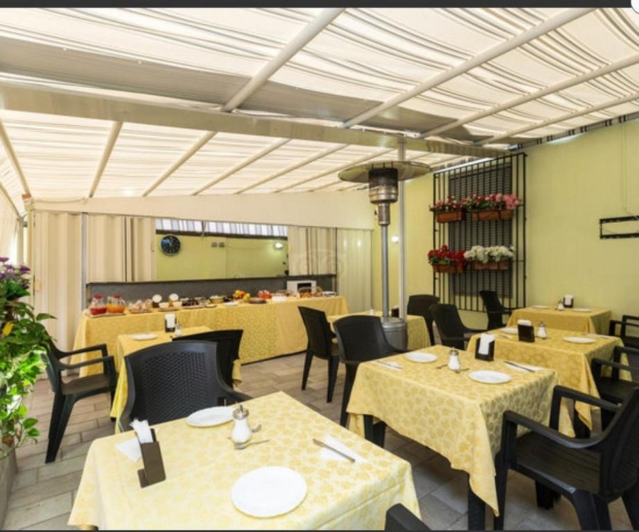 Food and beverages, Napoli Suite in Naples