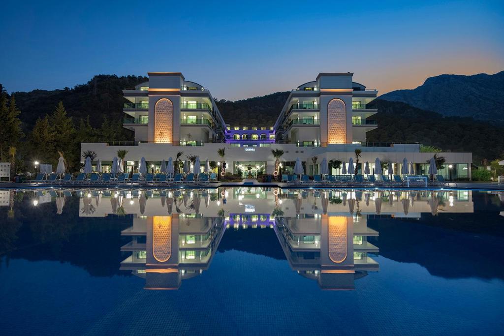 Dosinia Luxury Resort-Ultra All Inclusive — Hotel building in Beldibi