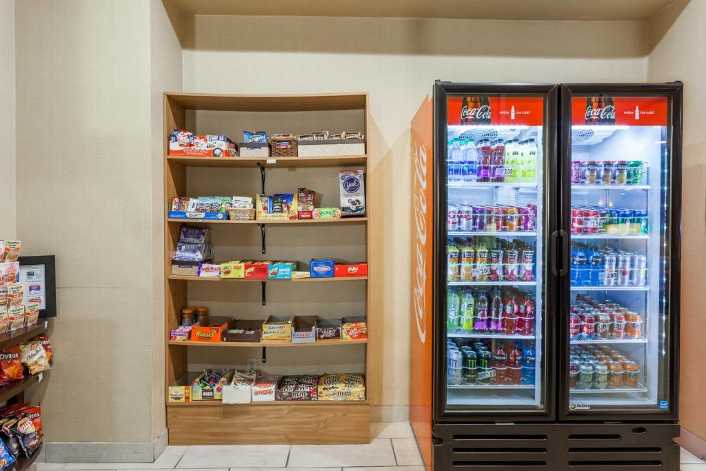 Ramada By Wyndham San Diego National City Photo 4