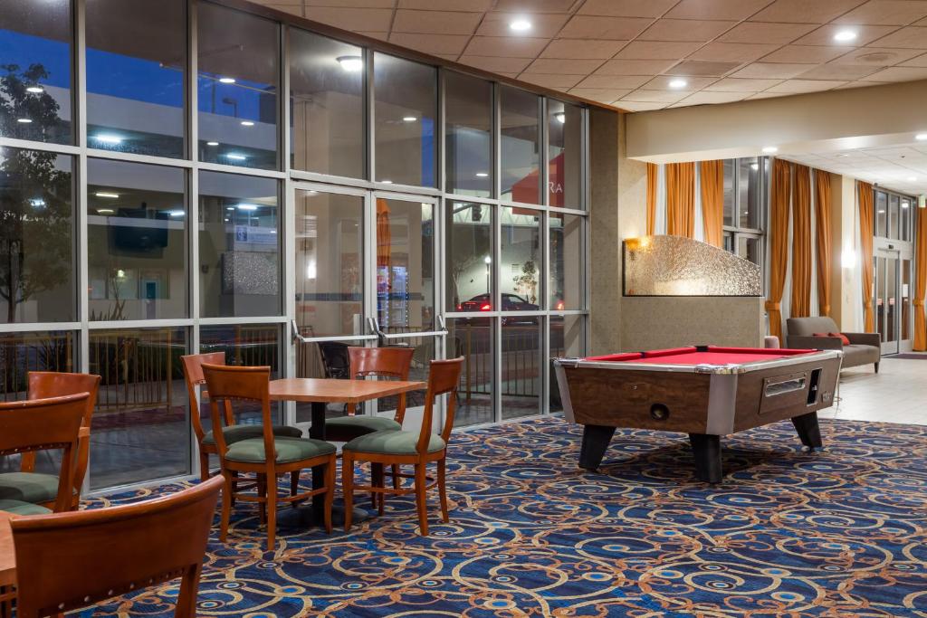 Ramada By Wyndham San Diego National City Photo 5