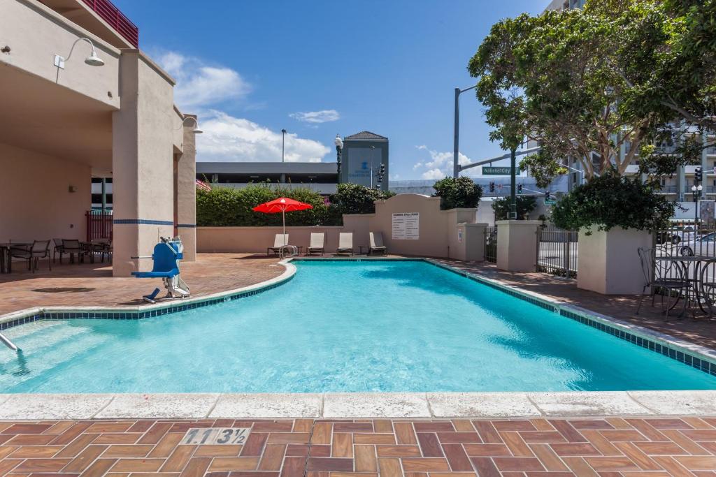 Ramada By Wyndham San Diego National City Photo 8