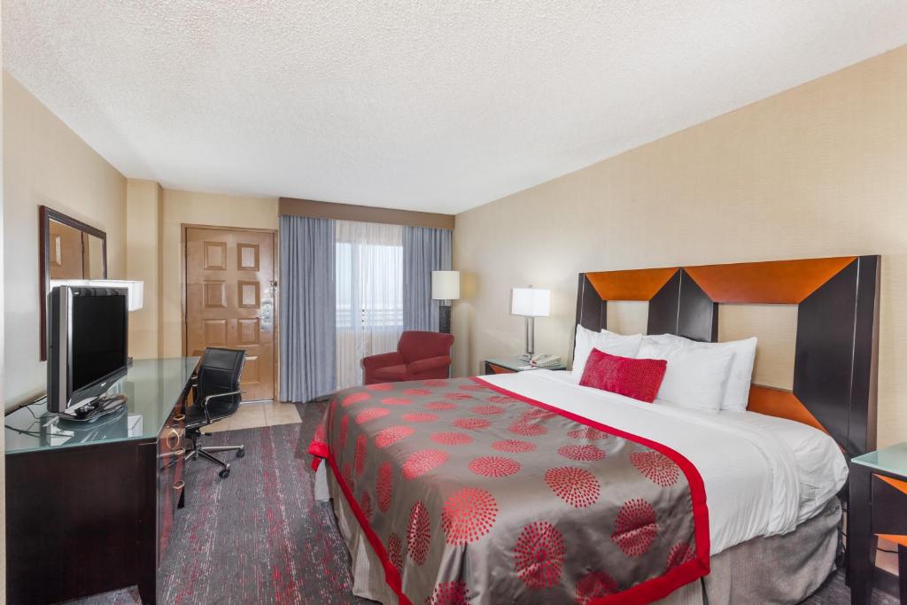Ramada By Wyndham San Diego National City Photo 13
